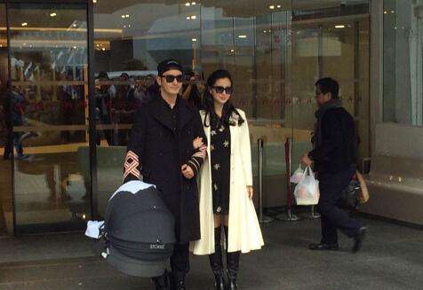 baby生下儿子"小海绵"出院时,面对媒体,黄晓明夫妇将儿子放在了提篮里