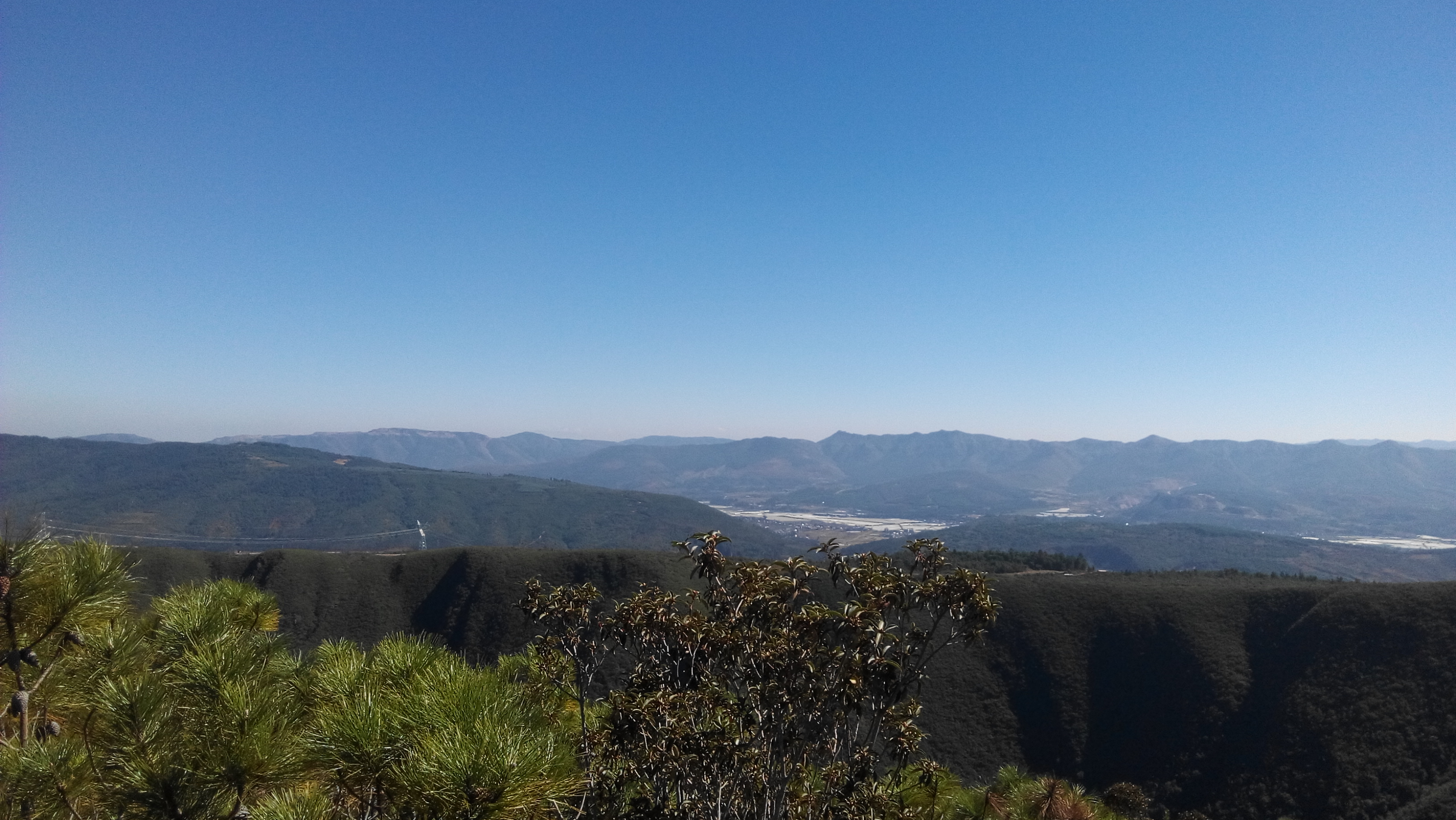 昆明安寧最高峰黑風山海拔2617米.