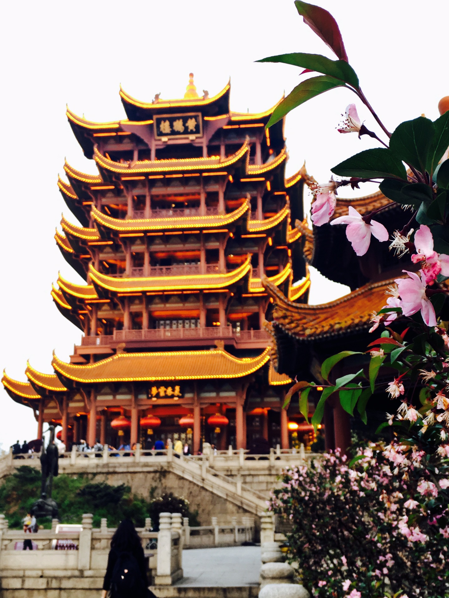 珞珈山上寻花迹,黄鹤楼前遇花泣--2017清明节前匆匆一瞥的火炉,武汉