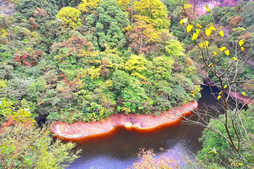 俯瞰翠屏湖幽林靜院梁山寺頑童捨身崖觀景臺捨身崖下玻璃觀景平臺雷神