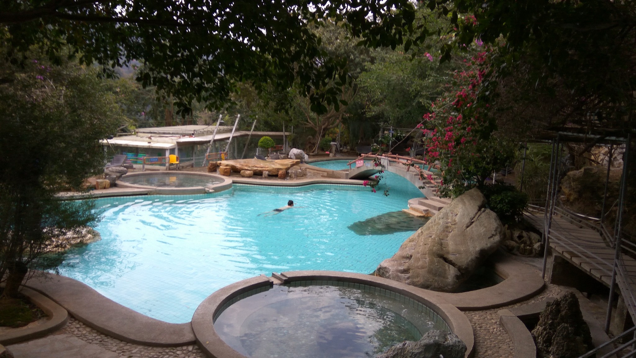 云南温泉-个旧y沙底瀑布温泉