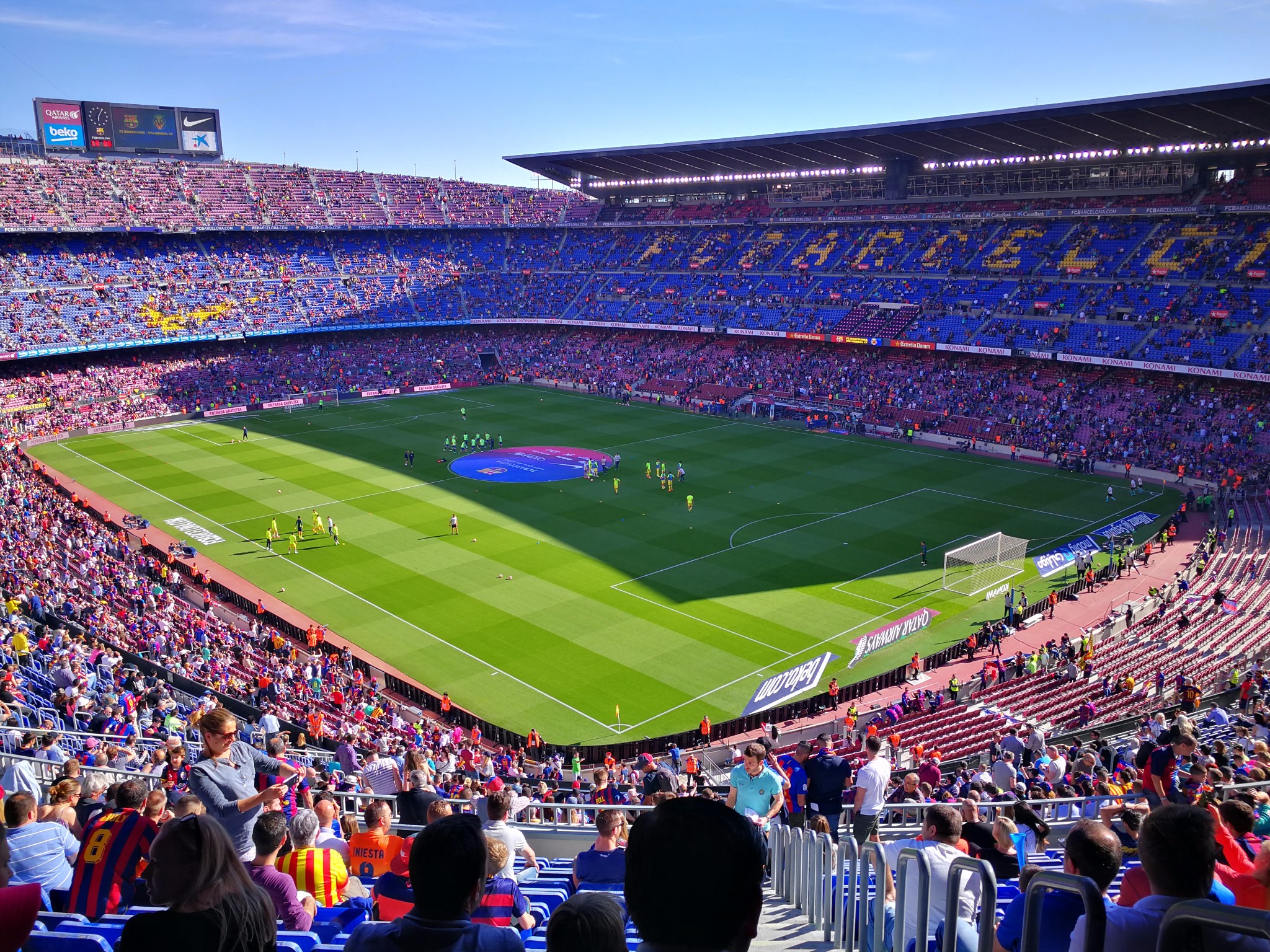 by maceblueby maceblue诺坎普球场(camp nou)是巴塞罗那足球俱乐部