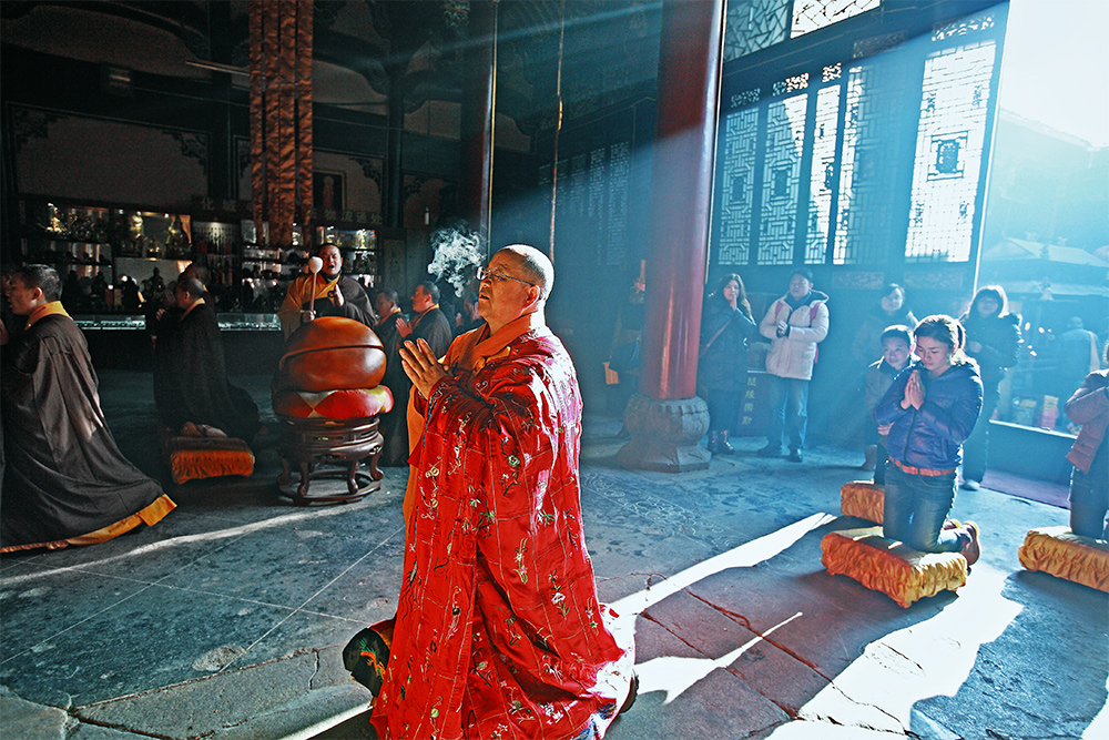 来九华山肯定是要去拜佛的,那么九华山有九十九座寺庙,短短的一两天