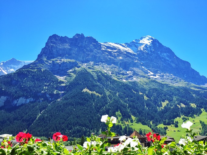 瑞士有什么小镇一出门就可以看见阿尔卑斯山?