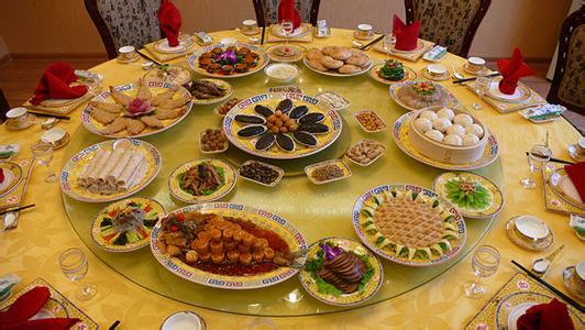 济南菜取材广泛,菜品色浓,讲求豪放,烹调方法擅长爆,炒,烧,炸等.