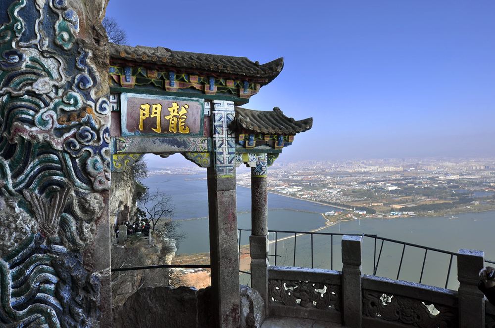 【西山风景名胜区】  西山又称碧鸡山,远远望去,西山如—女子躺卧于