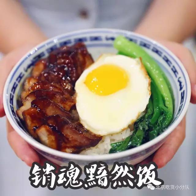 各种香港街头经典碟头饭和烧腊都有,葱油鸡也很受欢迎,很多明星都来碰