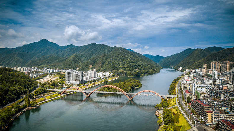 航拍新安江,江兩畔高樓林立,整座城市好一派欣欣向榮的景象.