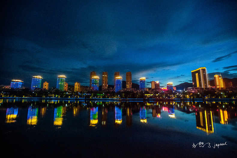 新安江兩側的夜景如此美妙,即使在炎炎夏日,江上風大浪大,也需要多加