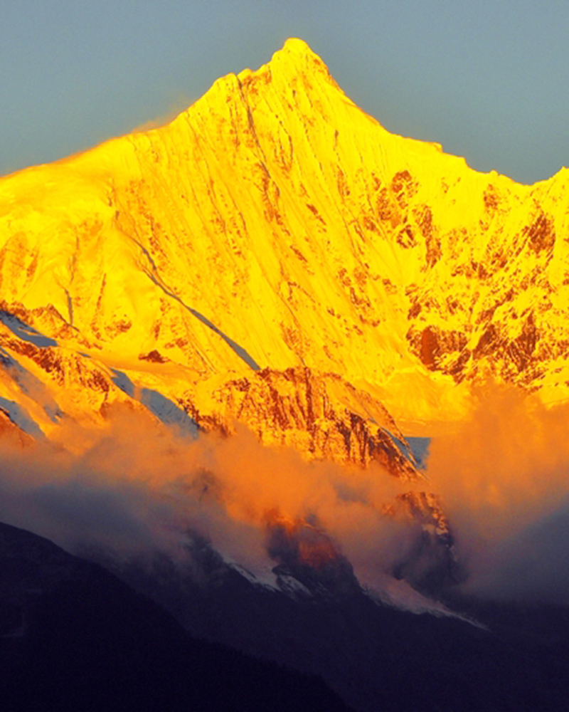 "【日照金山】",当第一缕朝阳把"梅里雪山"主峰"卡瓦格博"染成了金色