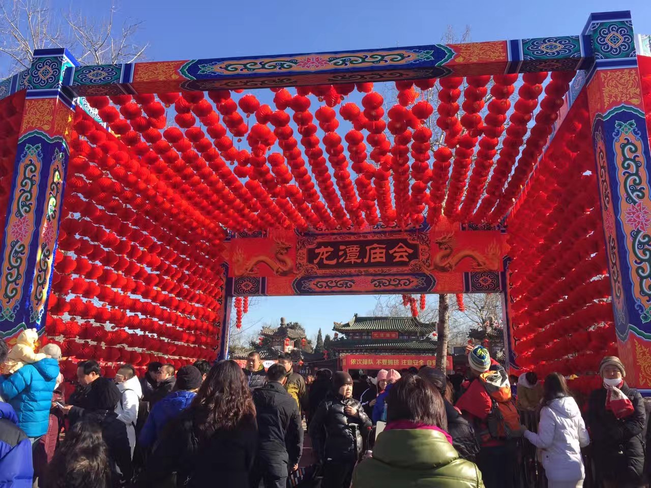 北京地坛庙会，红红火火，京味浓厚，喜气洋洋过大年