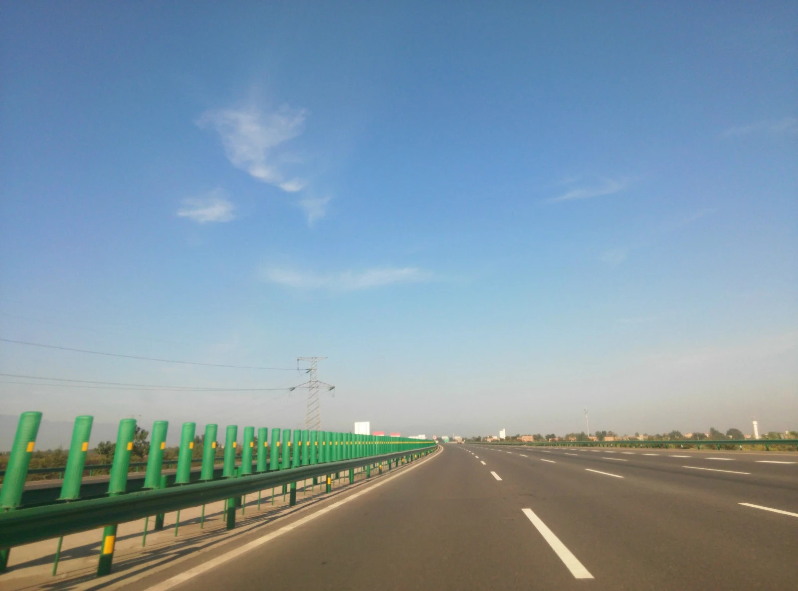 晚上七点才到夏河县,住进了充满汗臭和酥油香交织在一起的简陋而昂贵