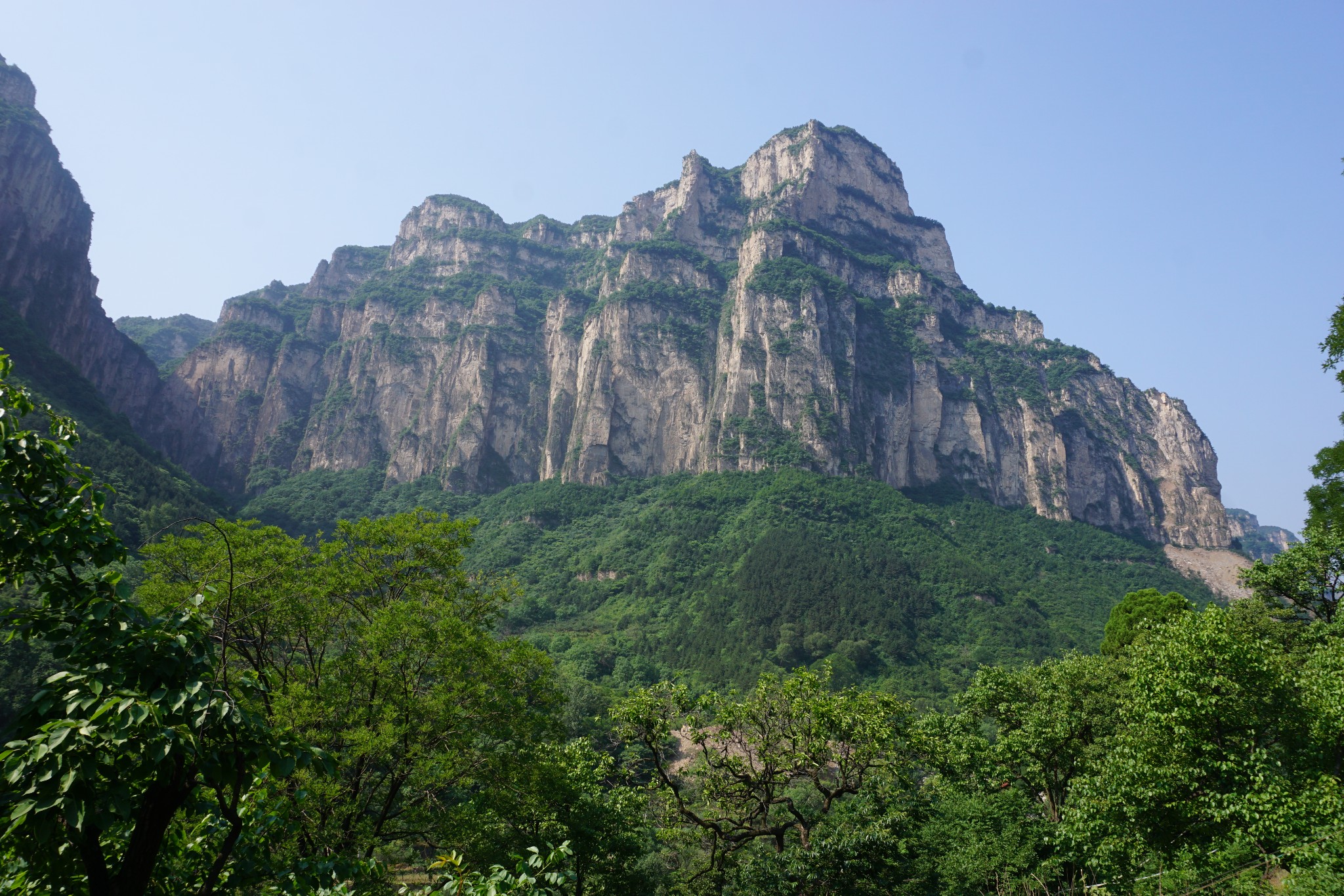 魏巍太行山之河南林州人工天河紅旗渠千年古村井底下