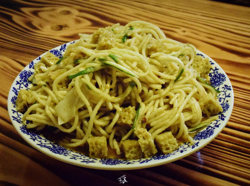 都餓了,其實味道只能算湊合.臭豆腐和餛飩賣相過於難看,我就不放了.