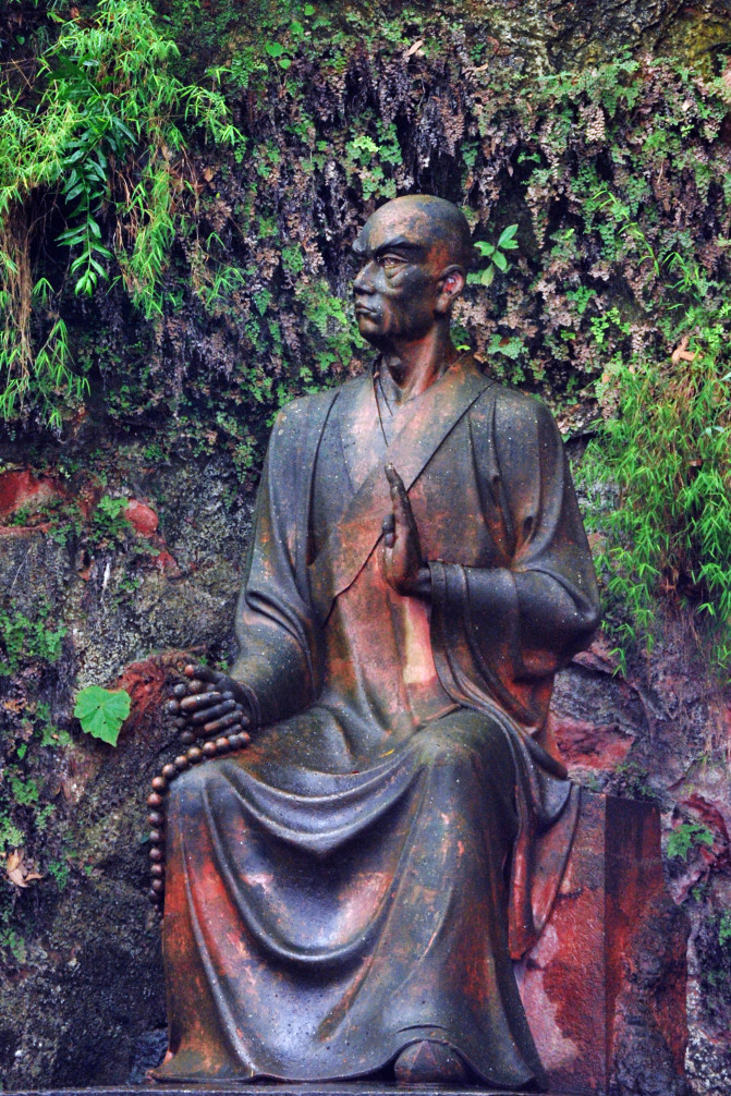 凌云寺高僧海通禅师,因首倡修建乐山大佛而蜚声远扬,名垂千古.