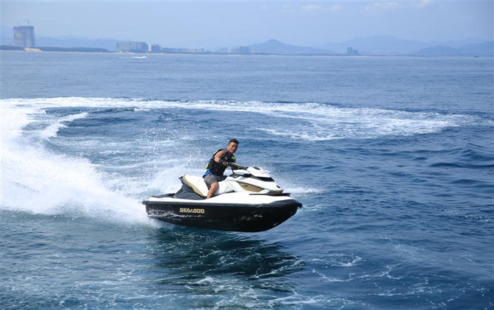 三亚蜈支洲岛极限运动