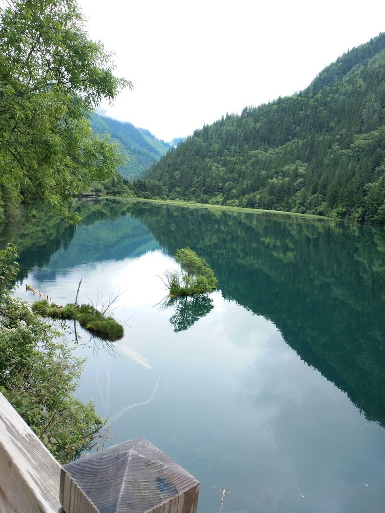 看,這倒影歷歷,直叫人分不清究竟是山入水中,還是水浸山上!