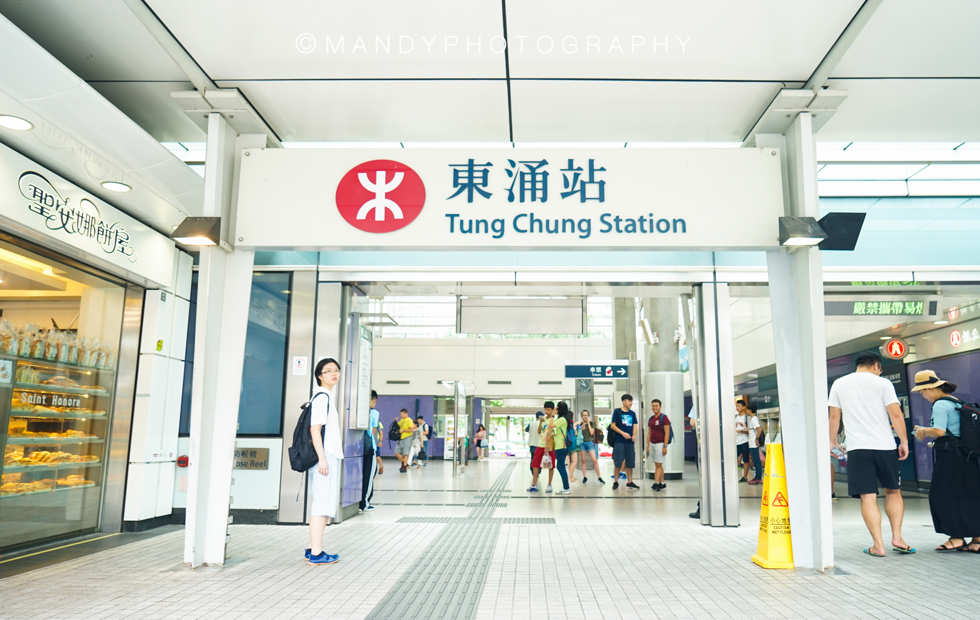 从全国各地铁路出发,在罗湖或者红磡抵港,坐港铁来到东涌站,b出口.