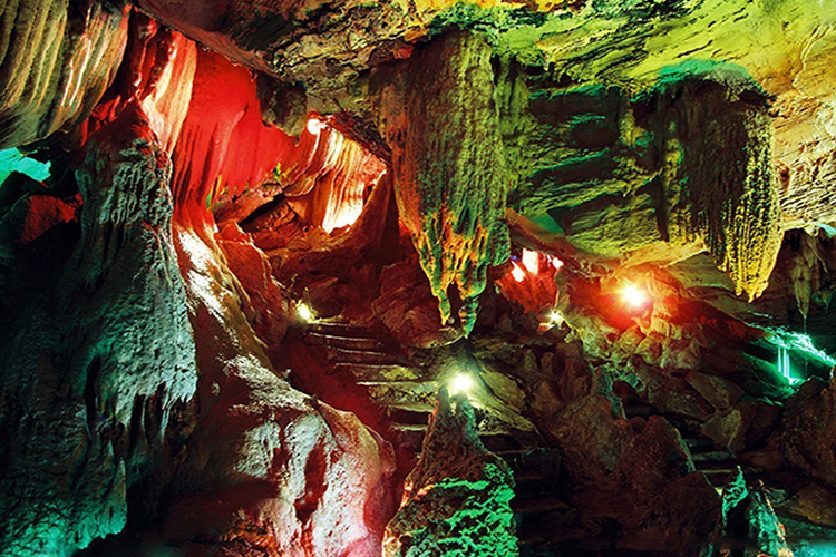 江西吉安 井冈山石燕洞2日游(价格实惠 1晚住宿 旅游直通车 导游服务)