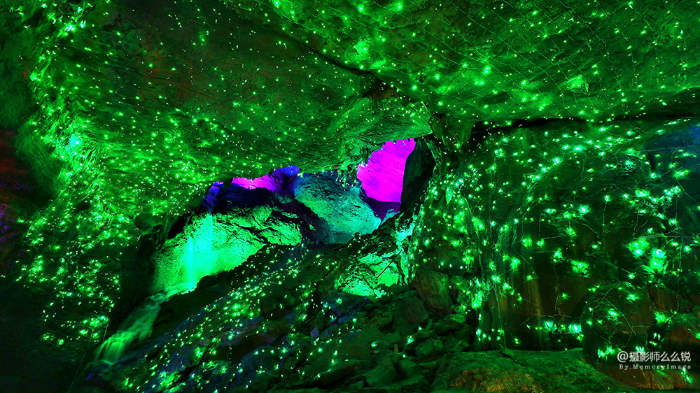 一步一景,身旁钟乳挺拔,石笋丛生,石幔高挂,石柱巍峨,石帘低垂,石瀑飞