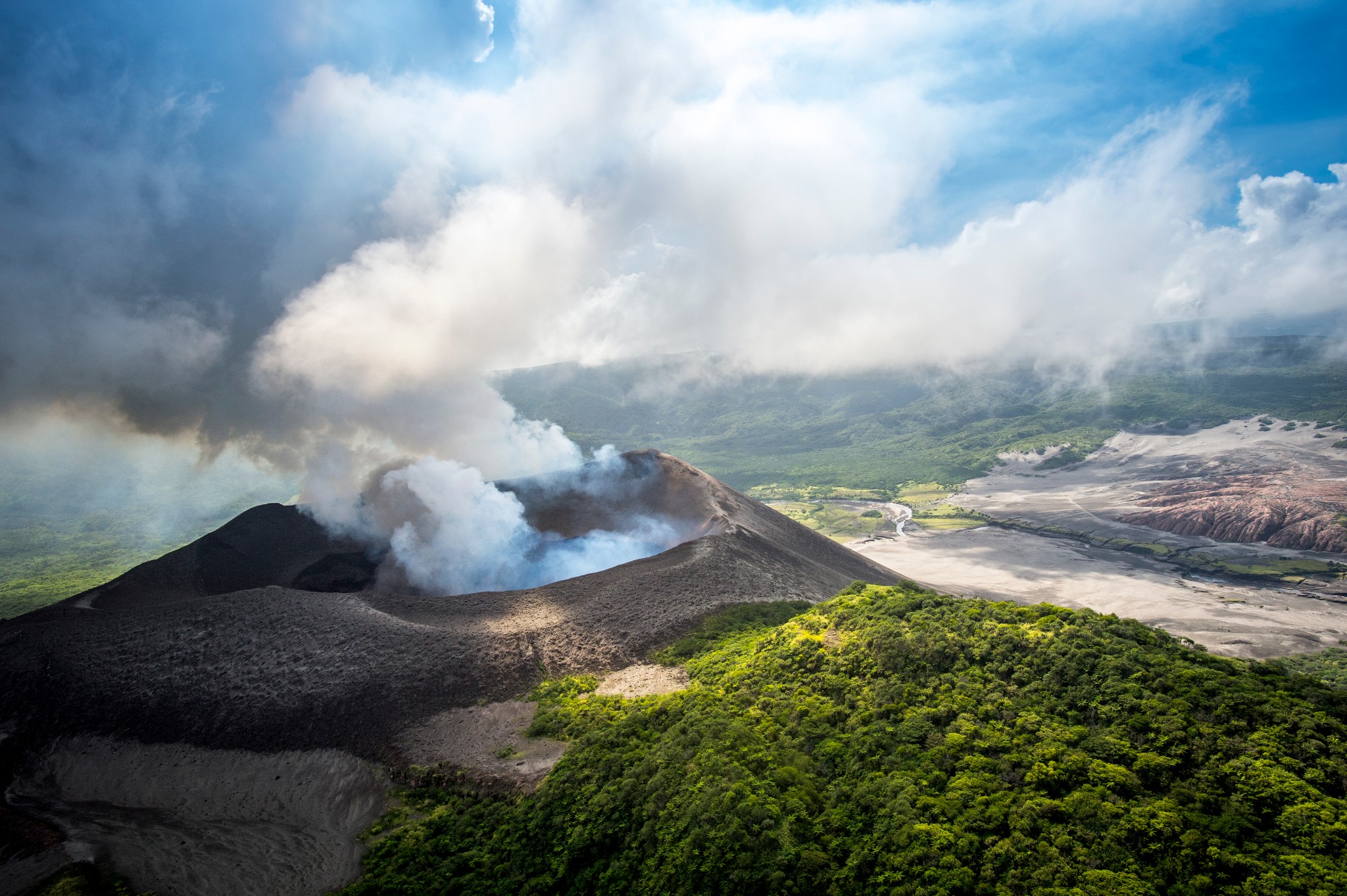 活火山亚苏尔 by瓦国