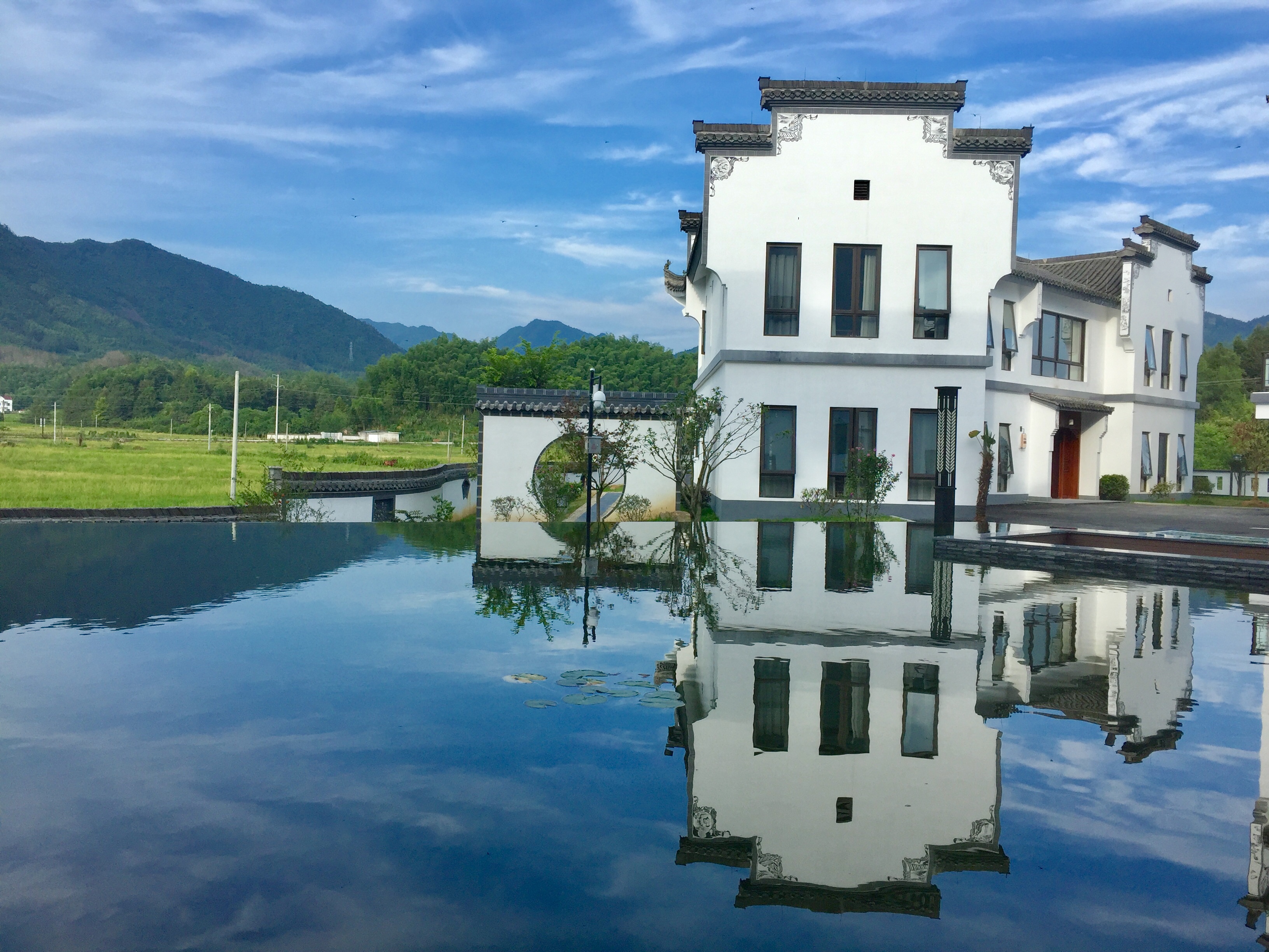 酒店设有无梦楼客舍,菩提驿墅,烟红水云驿墅,衔山驿墅,都是典型的徽派