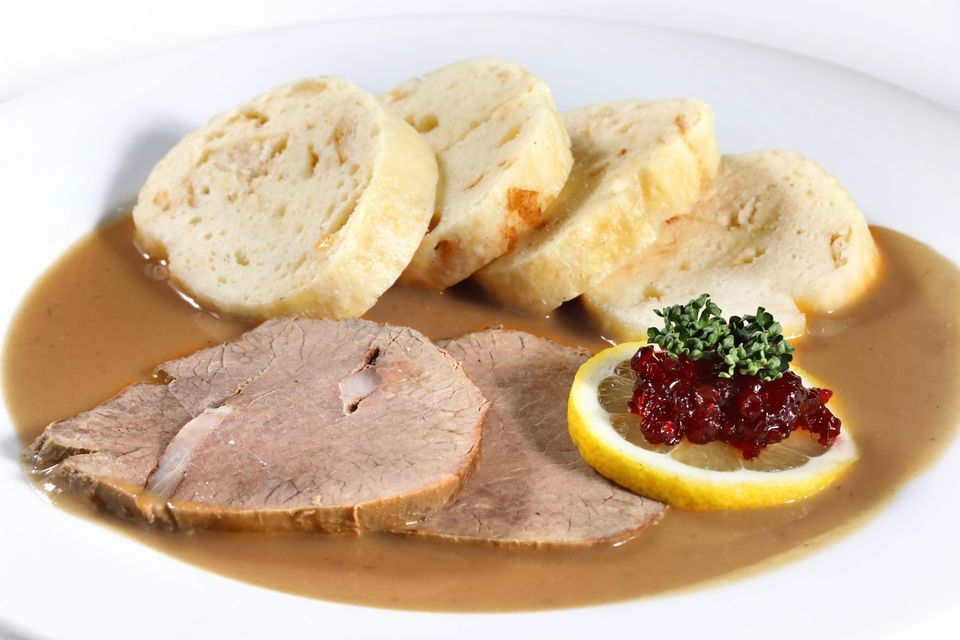 3. 在用餐时观看现场民谣2. 探索捷克地区特色菜的味道1.