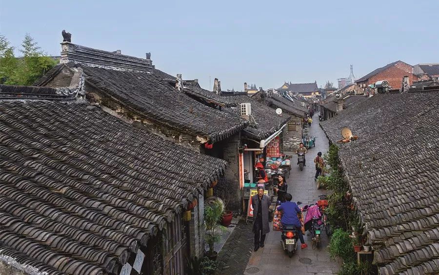地处如皋,靖江,泰兴,泰县四县交通之中心,是名副其实的千年古镇,汉初