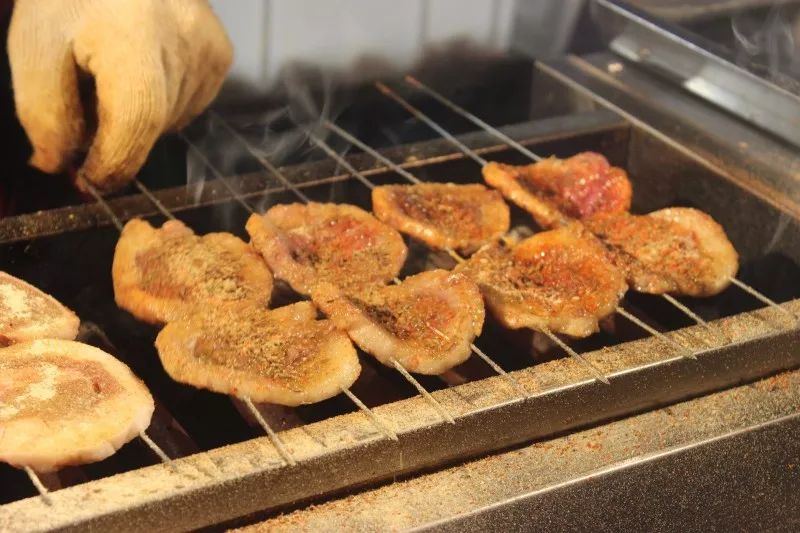 腰子因为切得比较薄,所以很容易烤熟烤好后会一分为二,秒变四串啦!