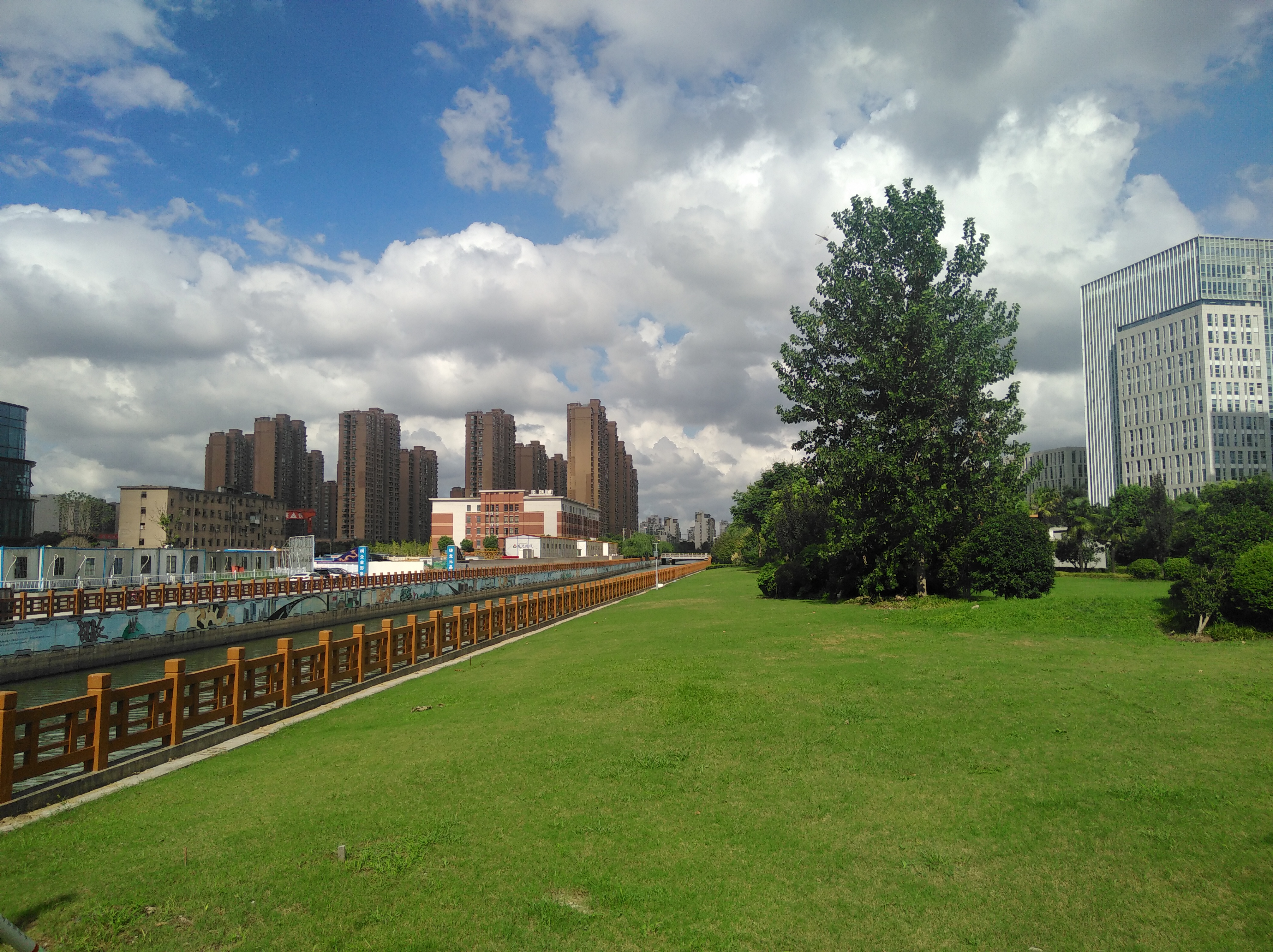 24张图片位于江场路平型关路交界处,是紧靠走马塘的沿河绿地,一边是