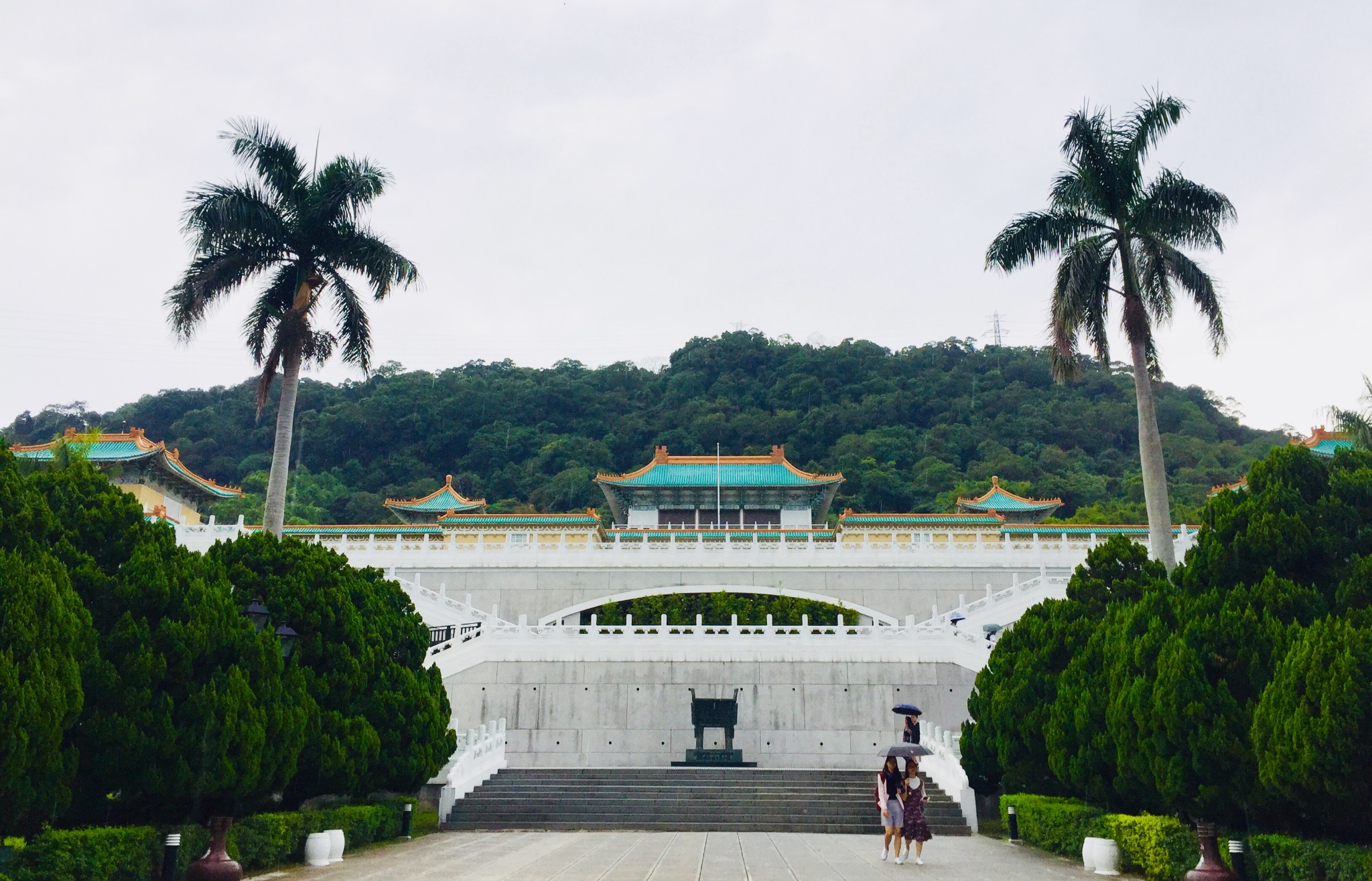 决定将北京故宫博物院,古物陈列所,颐和园和国子监的重要文物南迁与此