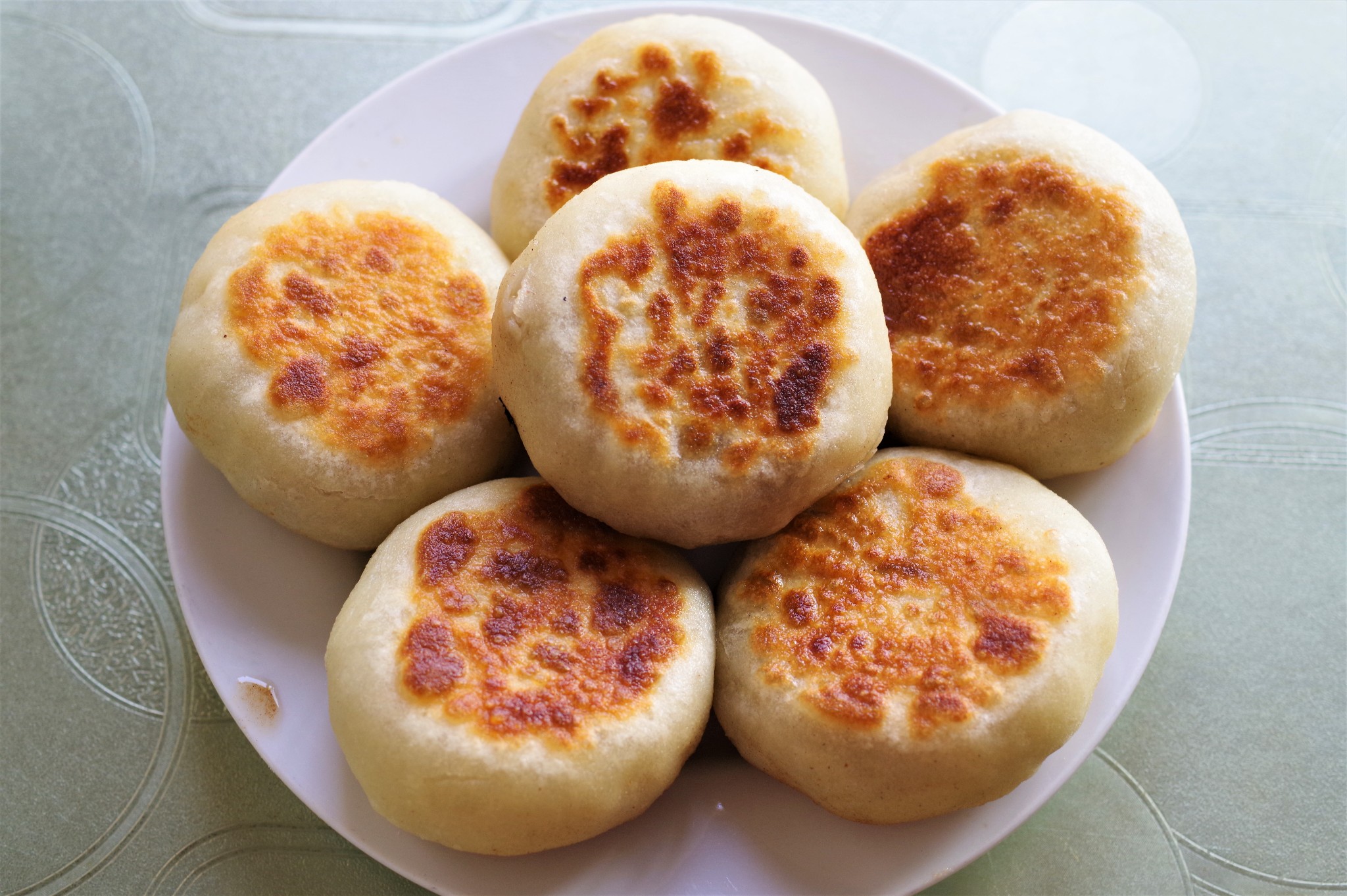 因形如门钉而得名,是一种老 北京 的著名清真小吃,在 包头 ,则常与