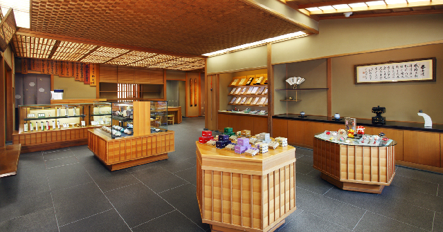 最早接触的日本香店是松荣堂,毕竟京都主要的景点,如京都火车站,清水