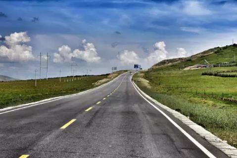 从松潘县过去要经过郎川公路,这是一条足以与美国66号公路媲美的路线.