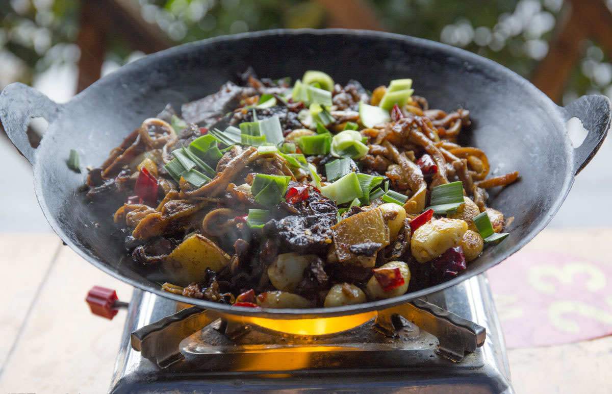 图：张家界三下锅。by 网络 1、土家三下锅：初到张家界的必点特色菜，以