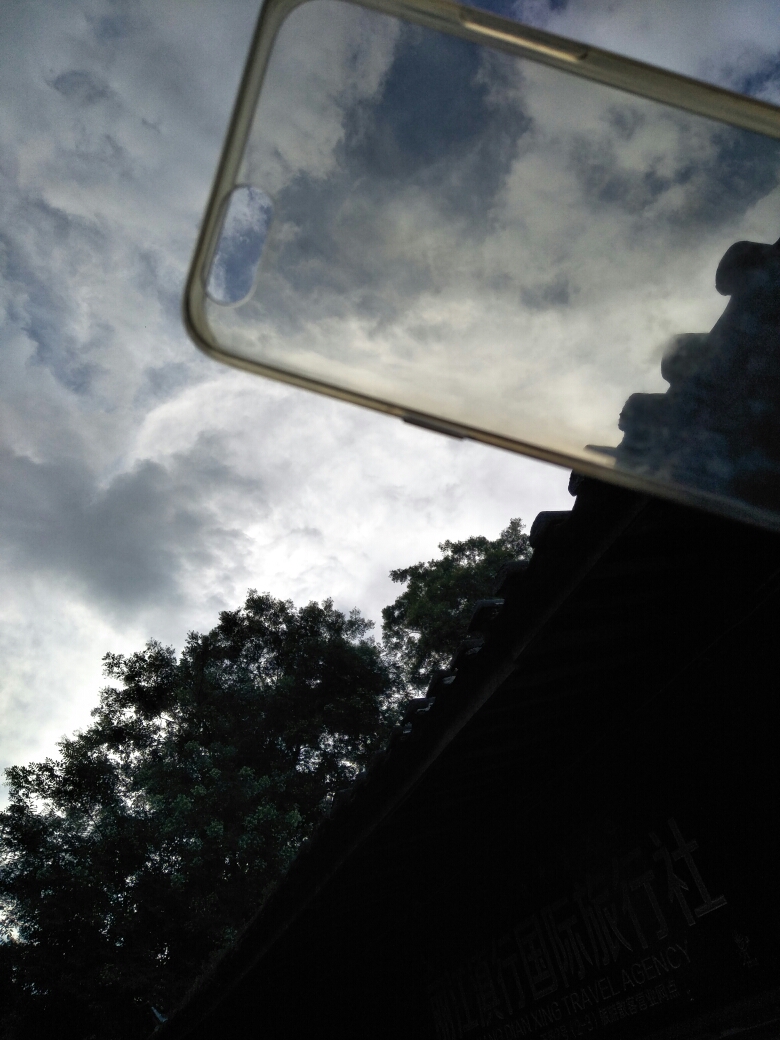 滇西北上帝吻过的孔雀尾翎