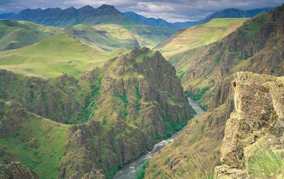 沿途主要景点有美国最深的河谷——地狱谷(hellscanyon),"小瑞士"瓦洛