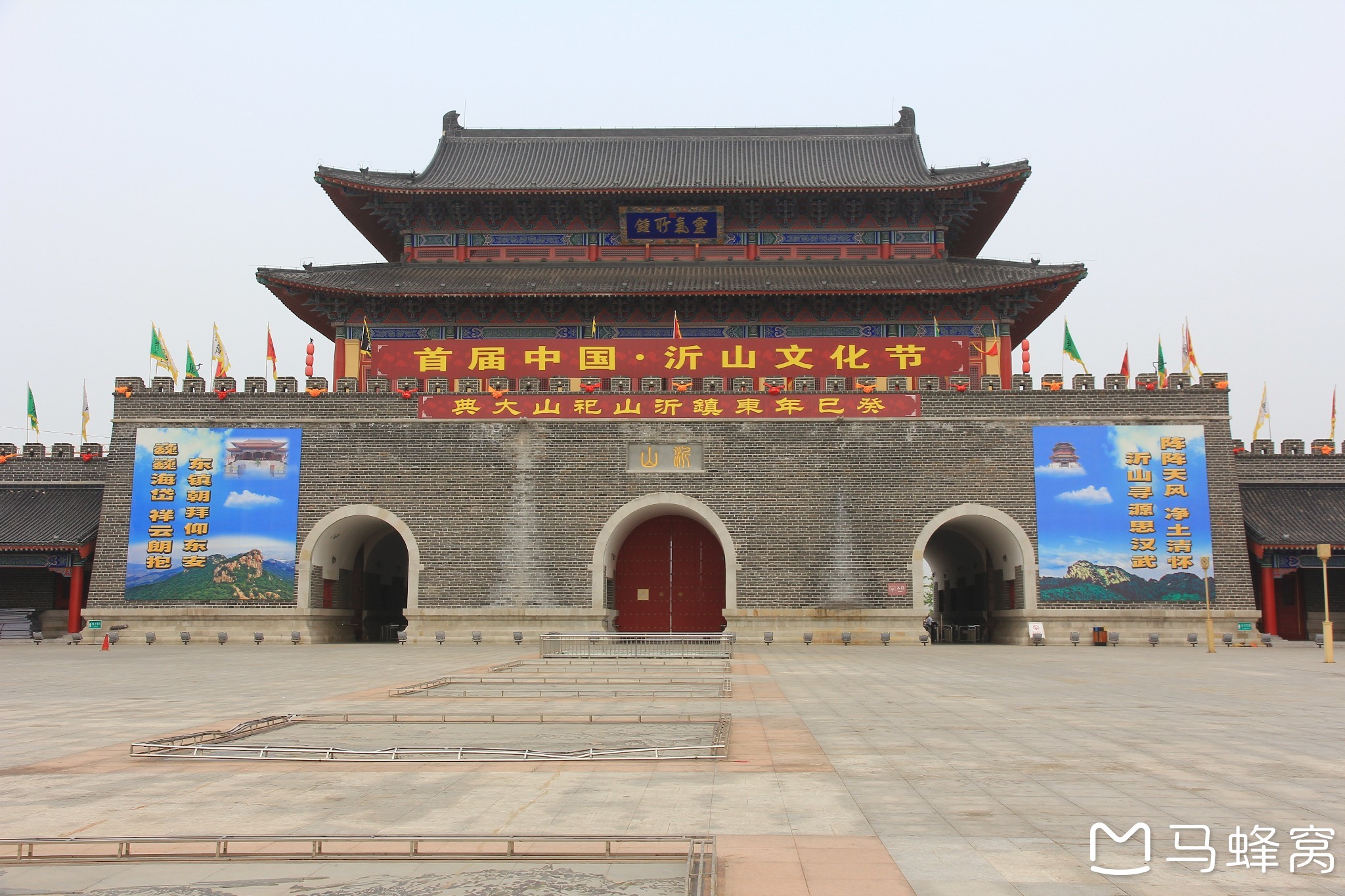 在潍坊临朐就有一处沂山风景区,那里的山高峰峻与奇峭峥嵘,泉涌溪流与