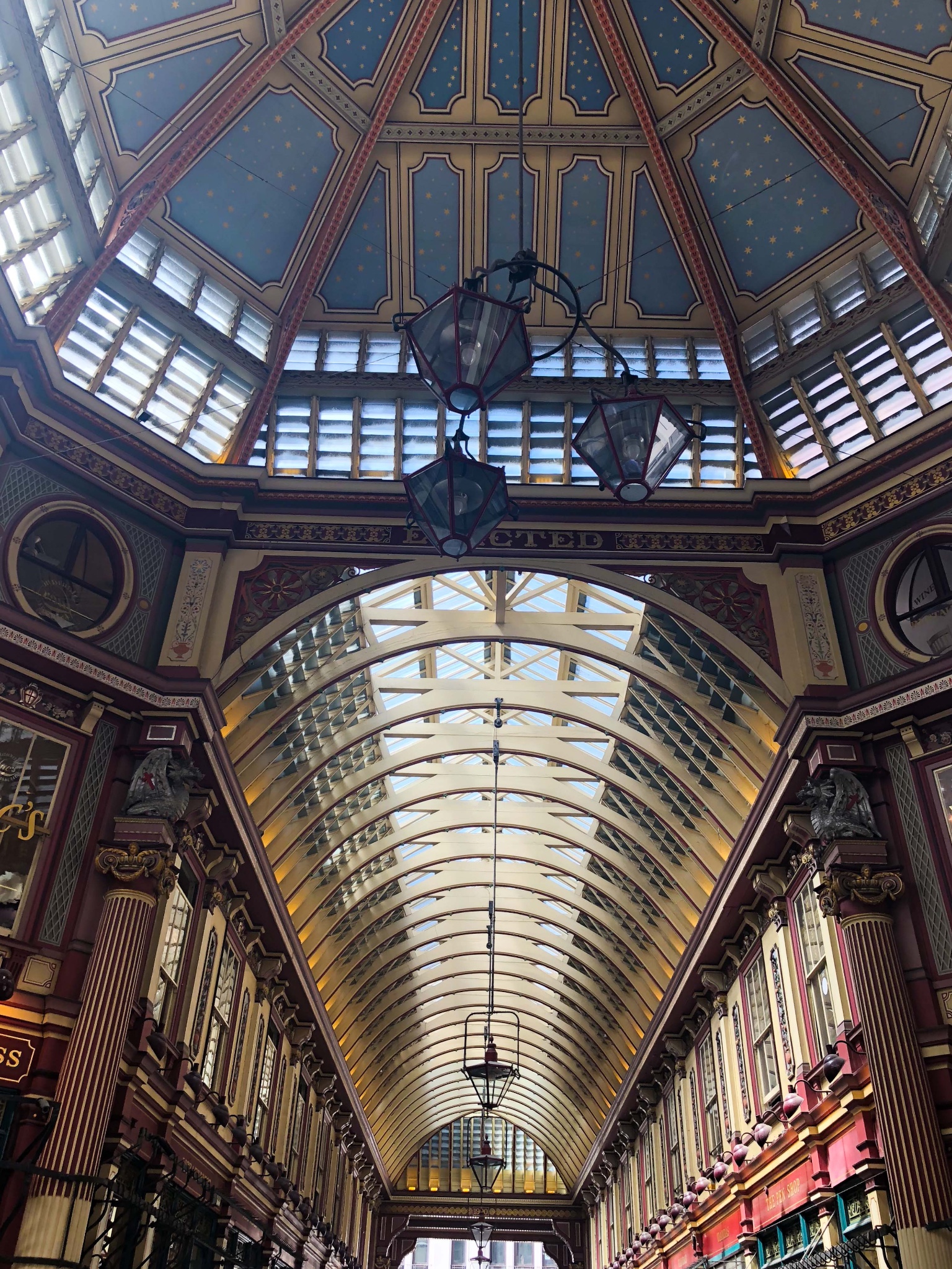 附近有名的景点还是很多的:向东可以到伦敦塔桥和伦敦塔,向西可以到