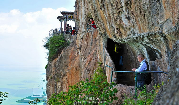 緊鄰大觀公園,與西山森林公園,雲南民族村隔水相望.