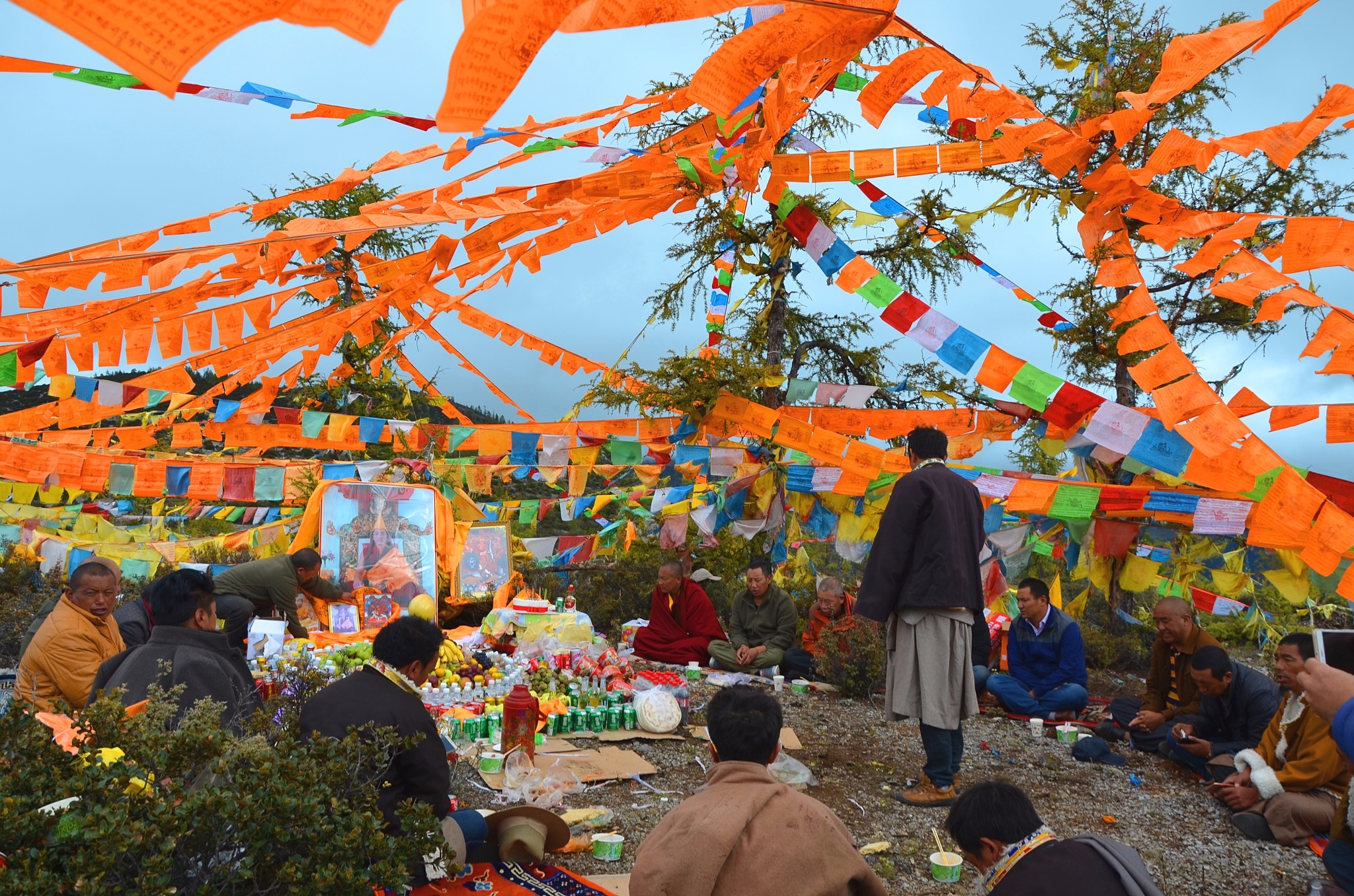 在祭祀过程中,村民们不断的将青稞麦粉好酥油投入正在燃烧的松枝中