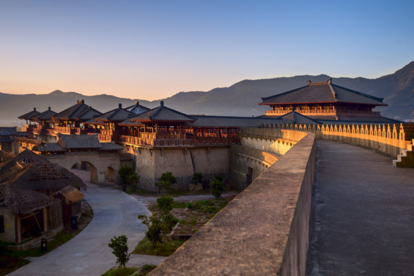 象山影视城是中国十大影视基地,国家aaaa级景区,由江湖小镇,玄幻世界