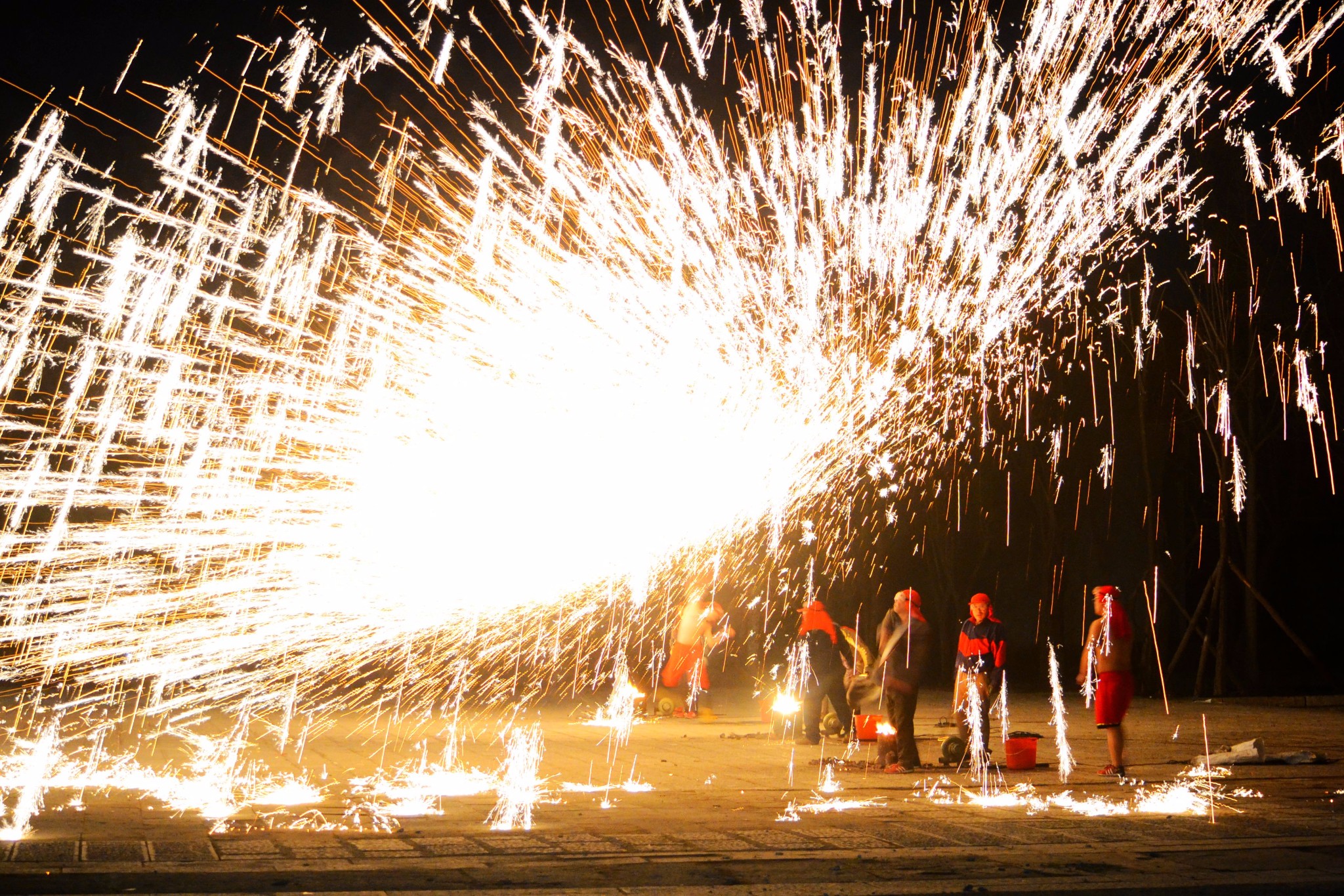新年台儿庄古城观打钢花表演