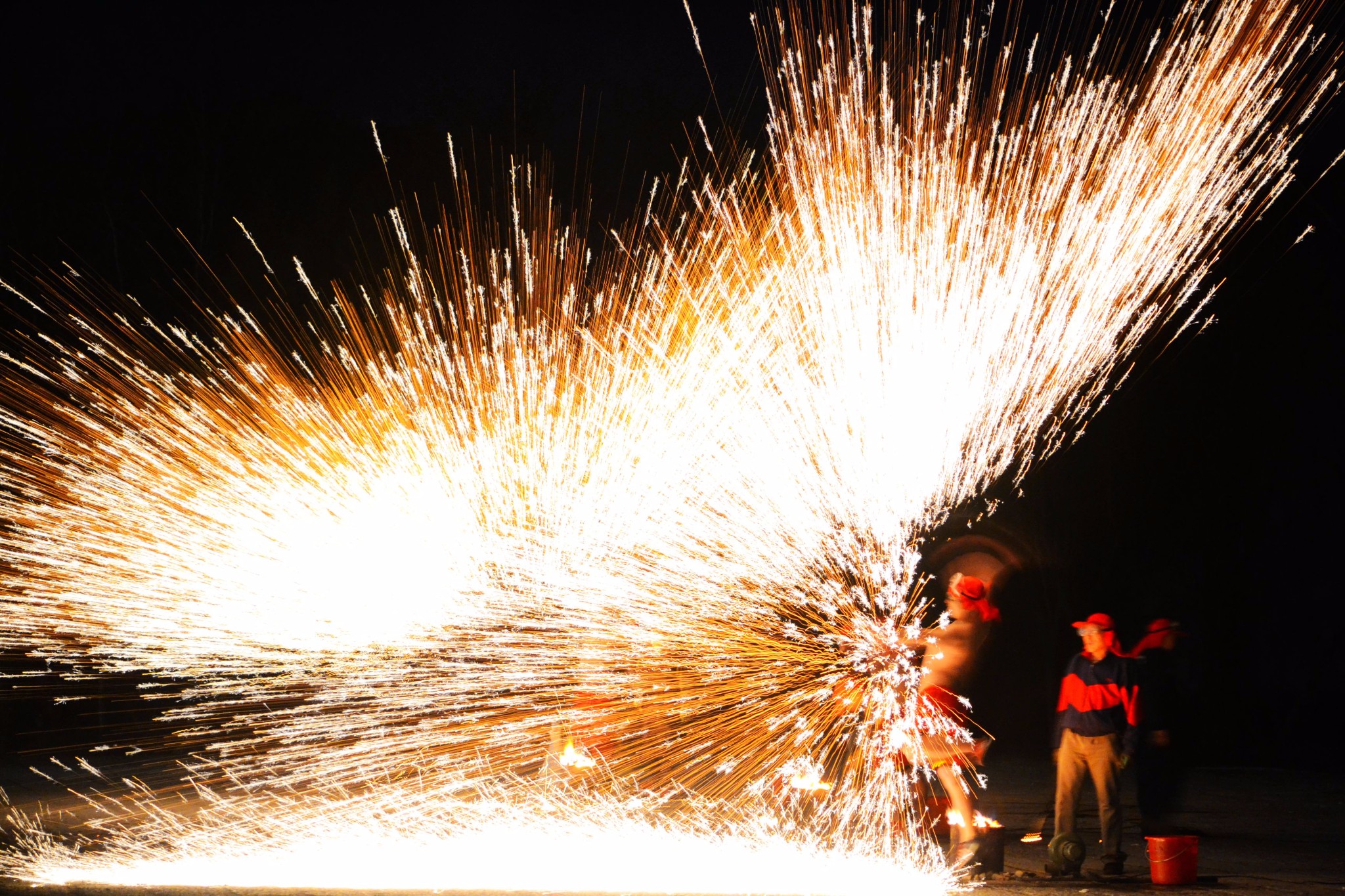 新年台儿庄古城观打钢花表演