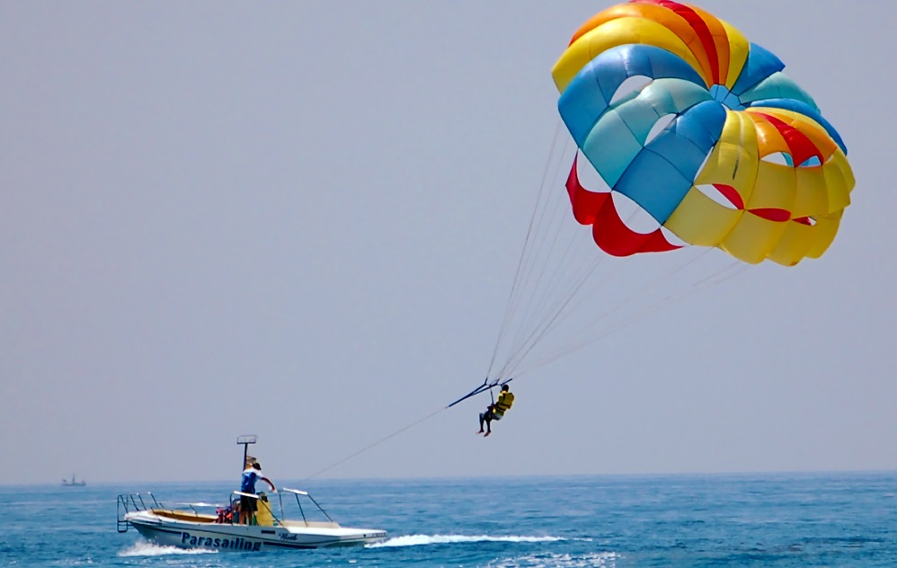 消暑力荐 安全刺激 迪拜水上滑翔伞(鸟瞰迪拜全景  享受15分钟飞行