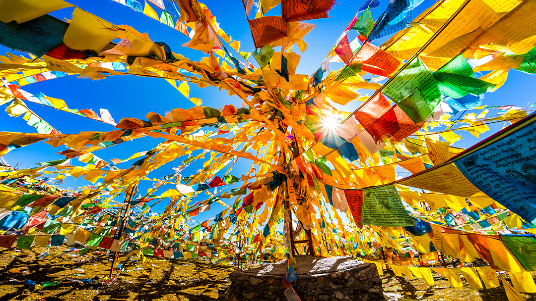 沿途我们在最美丽的山口挂经幡,撒隆达