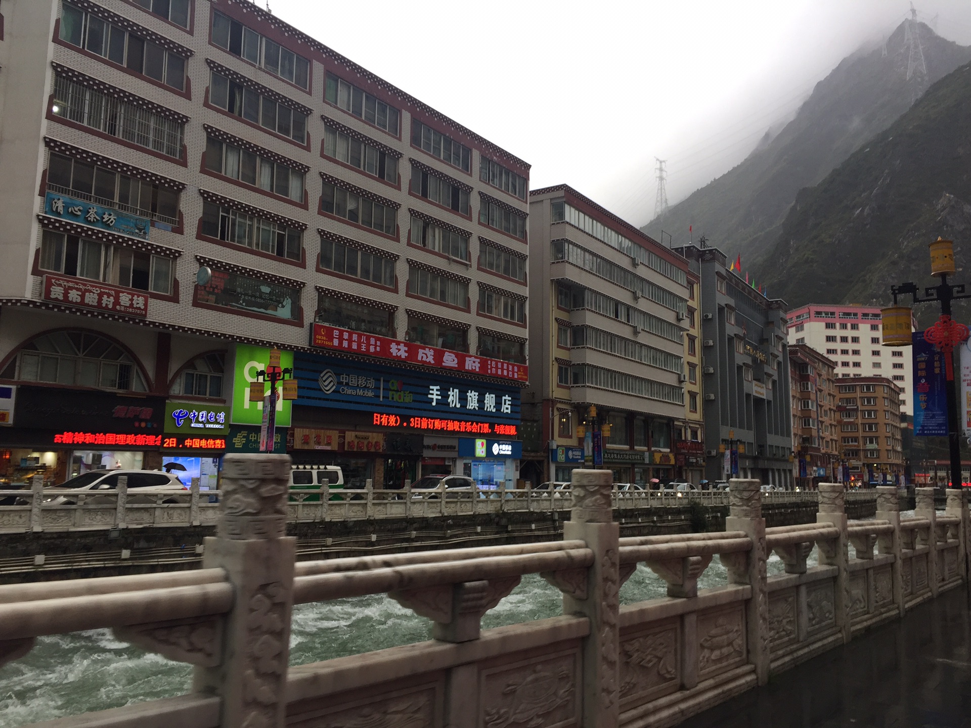 泸定多少人口_泸定铁索桥图片