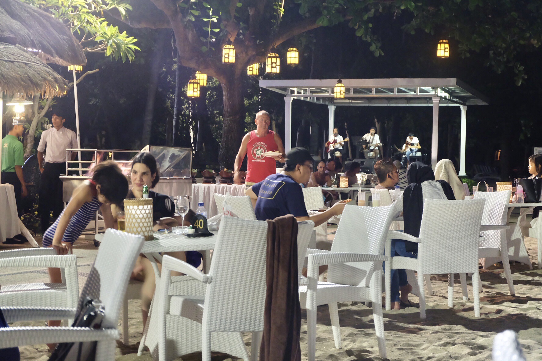 西努沙登加拉美食-龙目岛圣吉吉海滩奇拉酒店日落餐厅