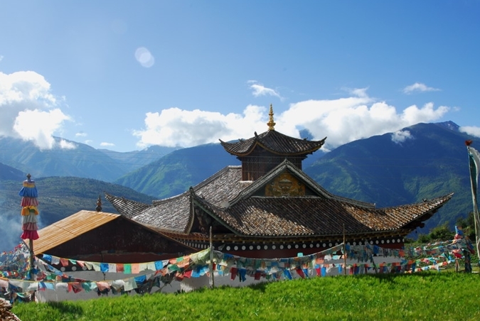 飛來寺飛來寺地處滇藏線路邊,是拍攝梅里雪山全景和觀賞