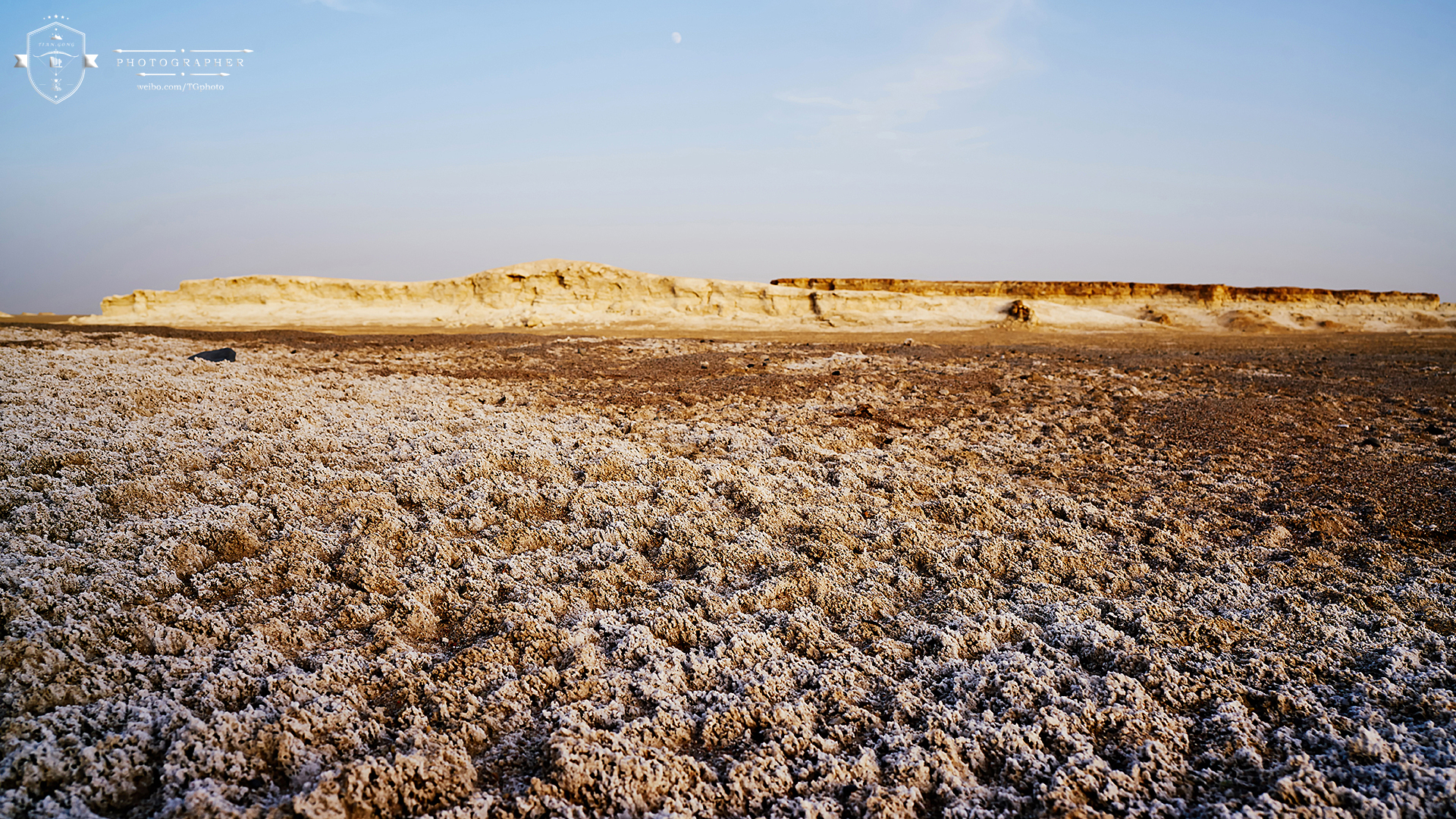 白龙堆雅丹,罗布泊三大雅丹群之一,位于罗布泊东北部,是一片盐碱地土